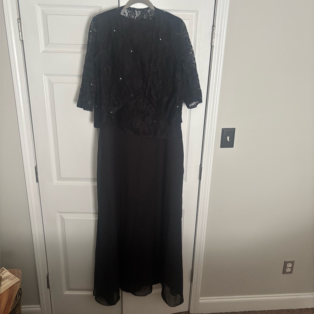 Elegant Black Lace Evening Dress